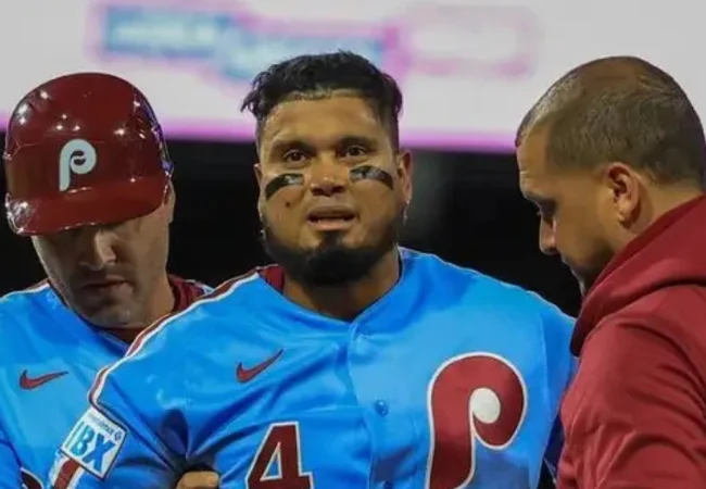 Luis Arráez sufre esguince de tobillo y pone en riesgo su título de bateo en la MLB