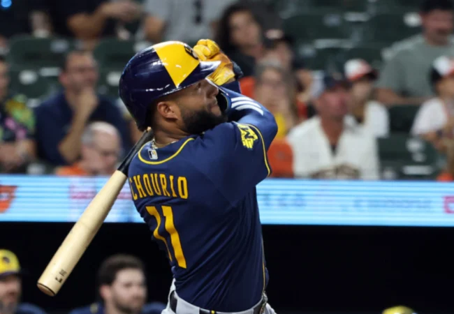 Sello venezolano: Jackson Chourio y Antonio Senzatela guían la victoria 100 de Cerveceros en la temporada