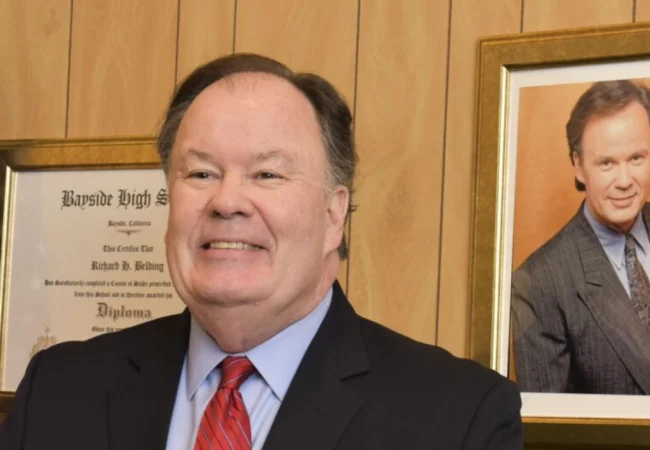 Fallece Dennis Haskins, el icónico director Mr. Belding de ‘Salvado por la campana’, a los 75 años