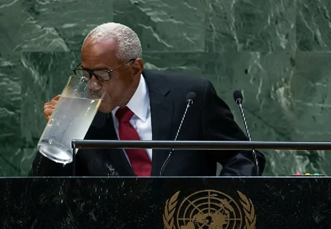 Presidente de Haití se pega de la jarra de agua en la ONU y se chorrea en pleno discurso
