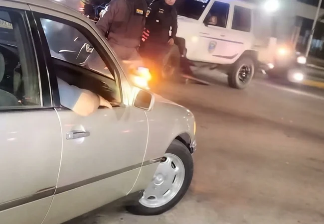 Choque entre patrulla de Polimaracaibo y carrito por puesto colapsó la av. El Milagro