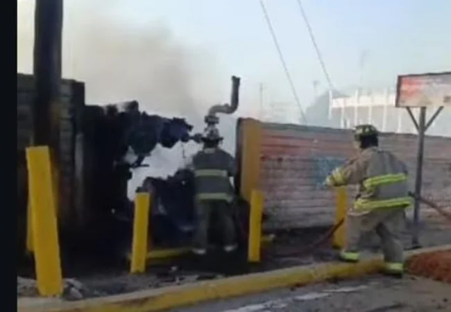 Bomberos de Maracaibo controlan incendio de basura que amenazaba estación de gas en Santa María