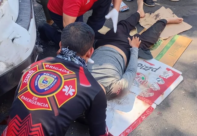 Motorizado resultó herido luego de chocar contra un vehículo en la C-1