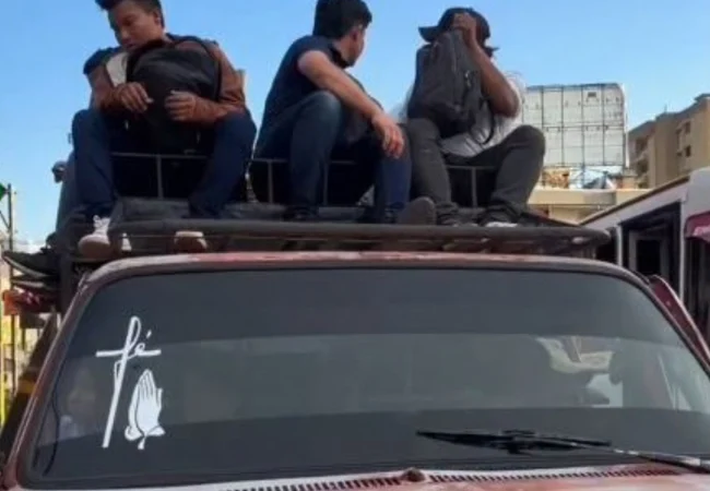 Retienen vehículo que circulaba con pasajeros en el techo en la av. 15