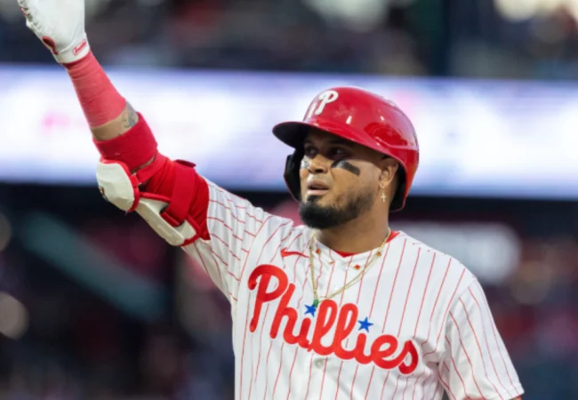 Luis Arráez llega a 200 dobles en la MLB y se afianza en la cima de los bateadores