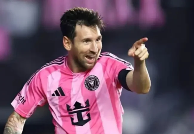 Messi marca un golazo histórico de tiro libre y se acerca a la marca de Marcelinho Carioca