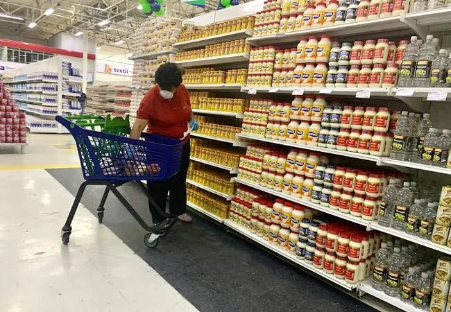 Del carrito lleno a lo "menudeo": La inflación se "llevó en los cachos" el presupuesto quincenal familiar
