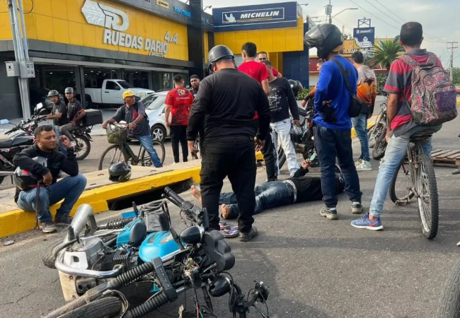Un motorizado y su acompañante resultaron heridos tras ser arrollados en la Prolongación de la C2: El responsable huyo