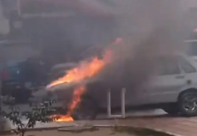 Se incendió un automóvil en pleno centro de Ciudad Ojeda