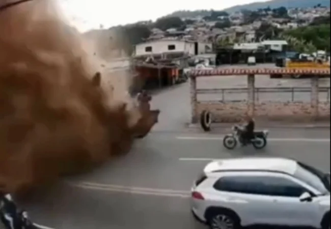 En video: El impactante momento de la explosión del tubo matriz en Táchira que casi alcanza a un motorizado