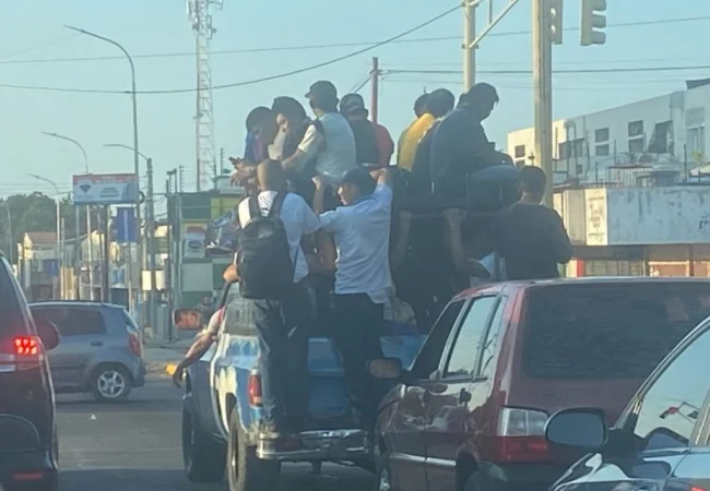 Peligro sobre ruedas en la avenida Guajira: Captan a pasajeros viajando en el techo de una camioneta