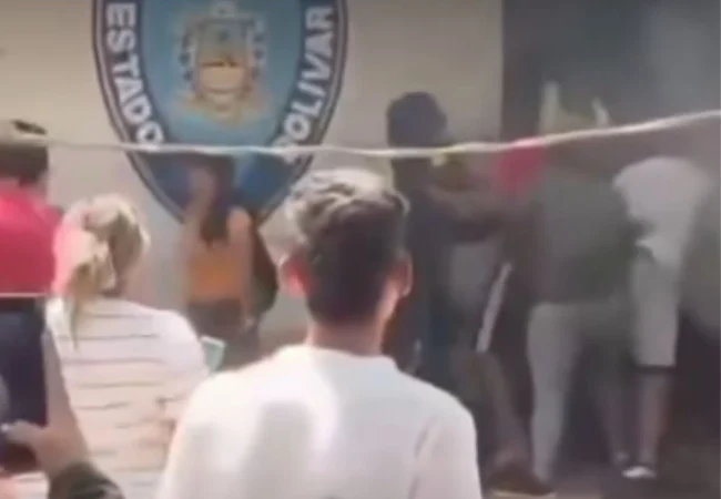 Hallan dentro de un saco a un niño de 3 años en el estado Bolívar: Detienen al padre y la comunidad intentó lincharlo