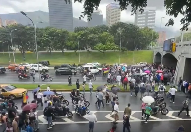 Reportan protesta en la autopista Gran Cacique Guaicaipuro de Caracas: Manifestantes exigen elecciones y mejoras en el SEN