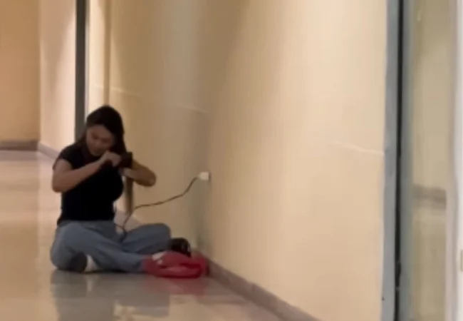 «Sin miedo al éxito»: Joven se vuelve viral por plancharse el cabello en el pasillo de un centro comercial