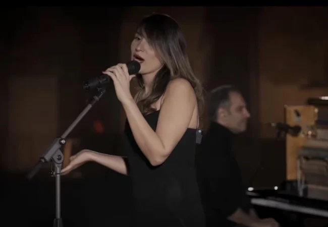 Irán condena a 74 latigazos a la cantante Parastoo Ahmadi por actuar sin velo en YouTube