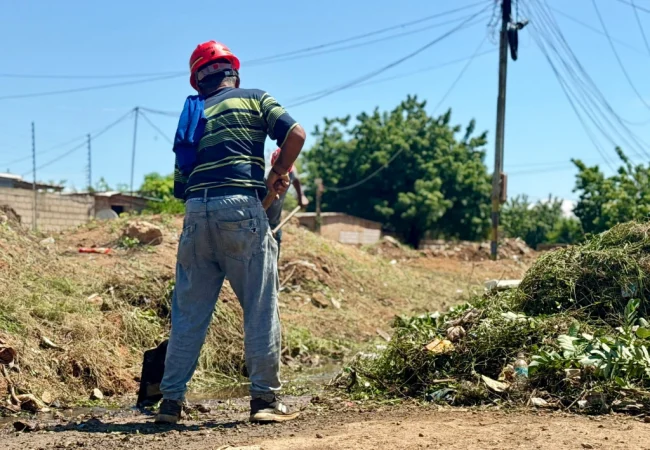 Imasur mantiene jornada de limpieza y saneamiento en cañada del barrio "El  Paraíso"