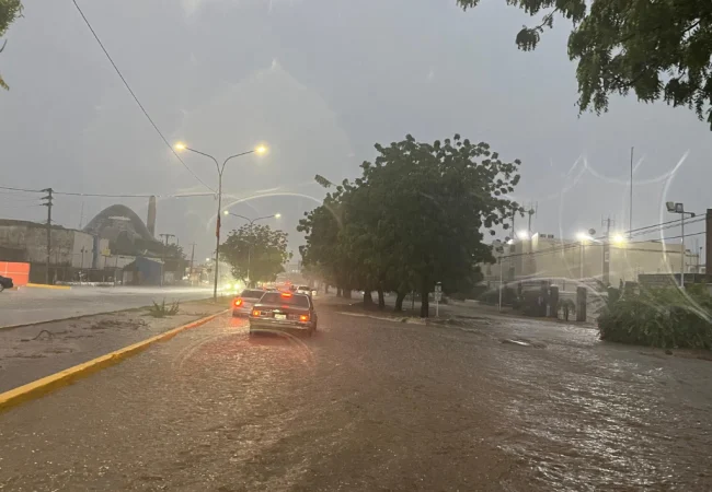 Fuerte aguacero con ráfagas de viento paraliza Maracaibo este sábado 3-Oct