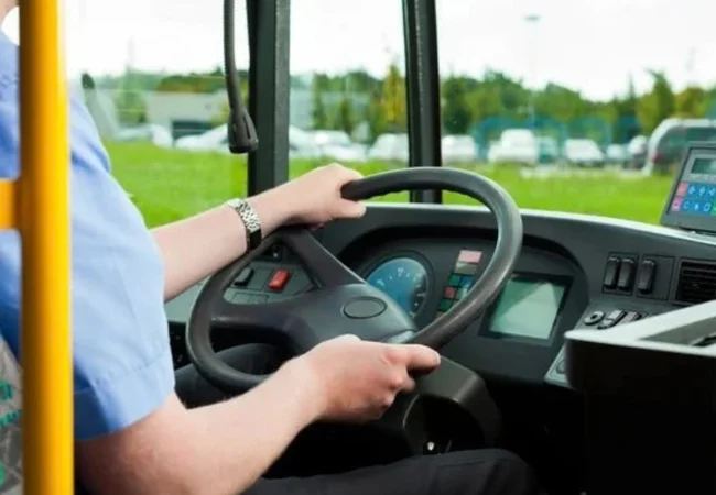 Ciego, ebrio y sin papeles, manejó 240 kilómetros por una autopista en Inglaterra: Cualquier parecido…..