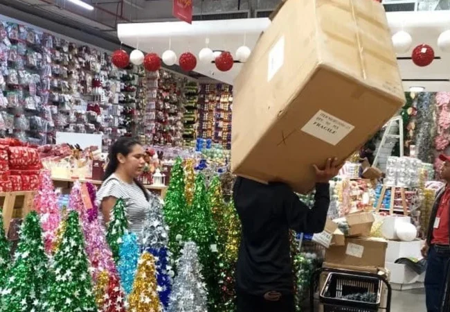 Vitrinas a reventar: Comercios se llenan de luces y adornos esperando compradores navideños