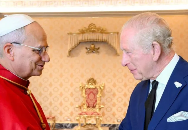 Primera vez en 500 años: El Papa y el Rey de Inglaterra se otorgan títulos religiosos