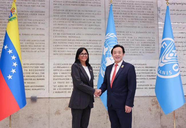 Delcy Rodríguez llegó a la FAO en Roma y fue recibida por su director general, Qu Dongyu