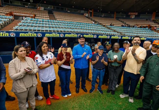 Gobernador Luis Caldera recorrió el Estadio Luis Aparicio a un día del inicio de la temporada de béisbol profesional en Maracaibo