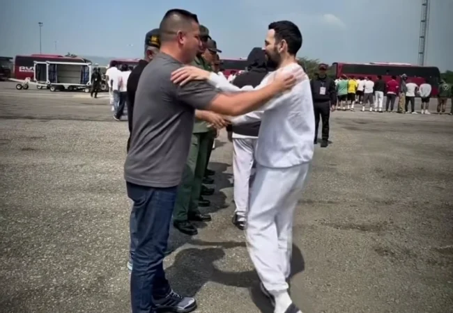 Exalcalde merideño Carlos García regresó a Venezuela en vuelo de deportación desde EEUU tras ocho meses bajo custodia de ICE