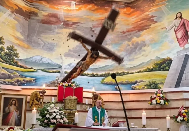 Murió un sacerdote aplastado por una cruz durante una misa transmitida en vivo en Guayaquil
