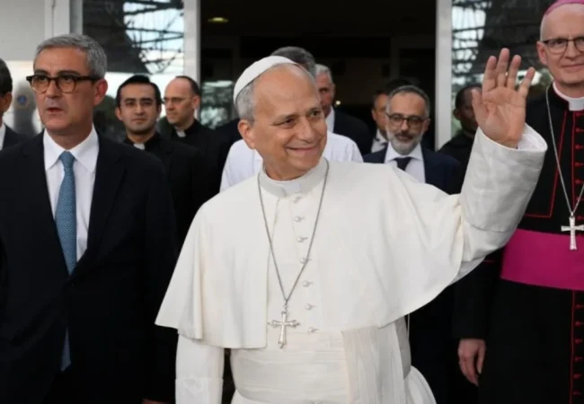 El papa León XIV salió del Hospital Gemelli para regresar al Vaticano