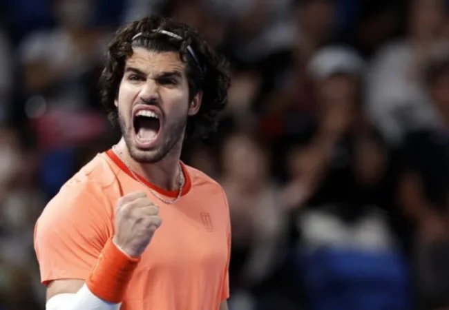Alcaraz sufre ante Michelsen pero sella su pase a octavos de final en Tokio