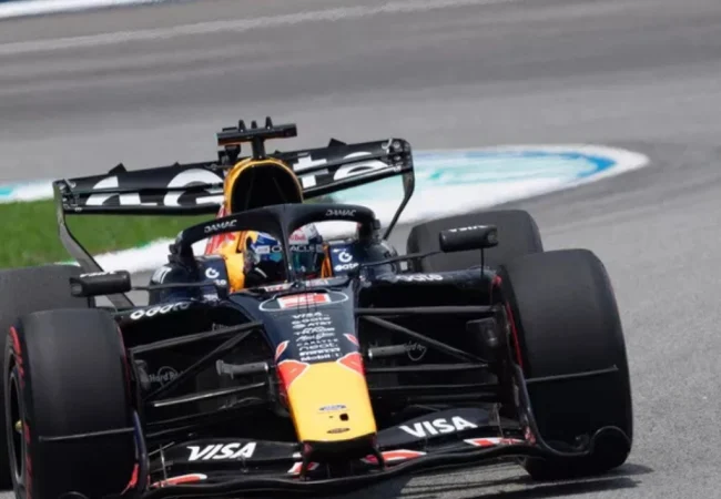 Verstappen domina los primeros libres en Sepang y marca el ritmo en el GP de Malasia
