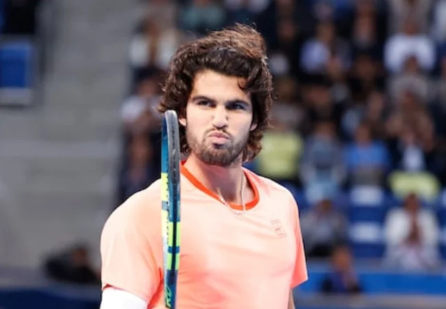 Alcaraz se sobrepone a Munar y avanza a la final del Abierto de Tokio