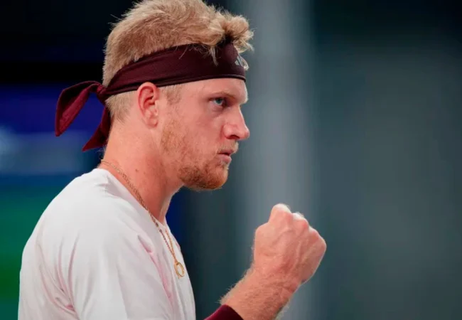 Davidovich da la sorpresa en Shanghái al tumbar a Zverev y meterse en la gran final