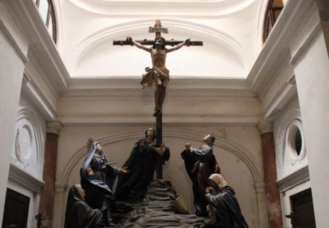 Volvió a pasar: Una gran cruz impacta a un sacerdote en plena misa en Colombia
