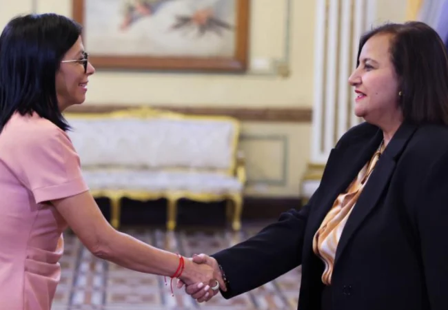 Delcy Rodríguez recibe a Dinorah Figuera en Miraflores tras culminar el tercer ciclo de diálogo