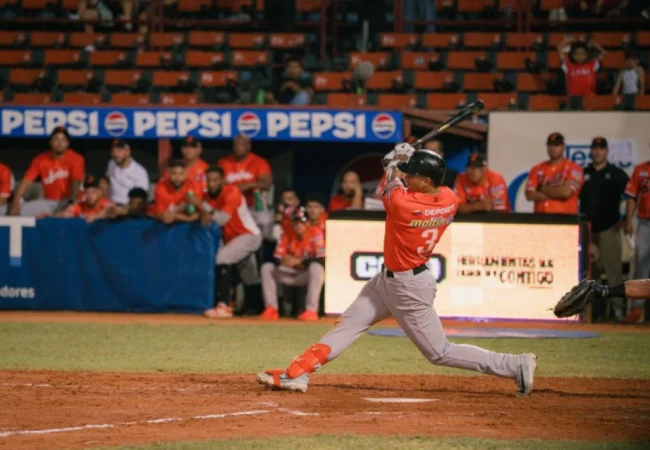 Águilas sufre otra derrota ante Cardenales en un disputado choque de ofensivas