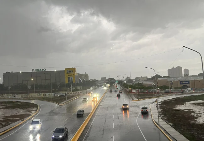 Fuerte aguacero con ráfagas de viento paraliza Maracaibo este sábado 3-Oct