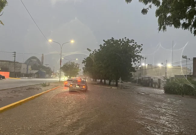 Fuerte aguacero con ráfagas de viento paraliza Maracaibo este sábado 3-Oct