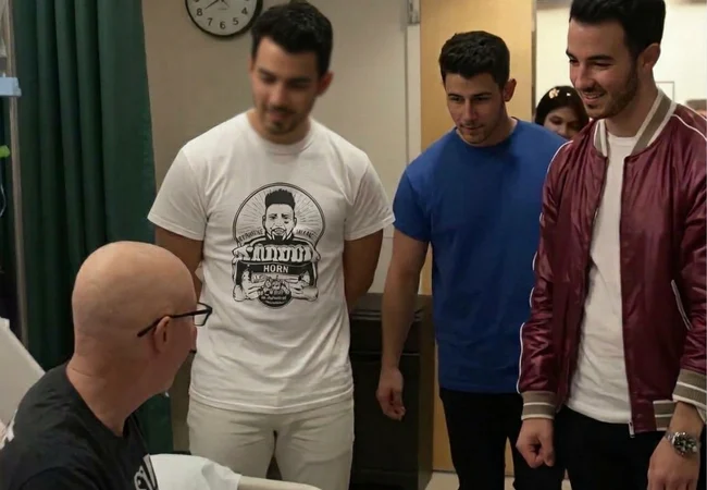 Jonas Brothers sorprenden a una fan de 16 años que no pudo asistir a su concierto