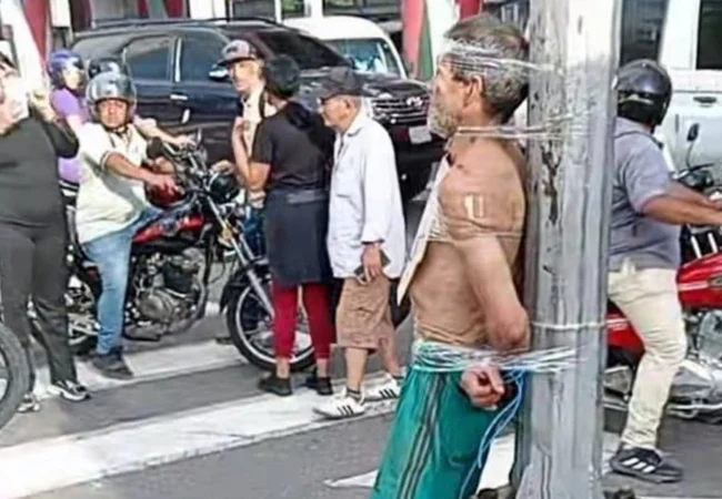 Atan con cinta de embalar en un poste a hombre tras acusación de tocar a una menor en Caracas