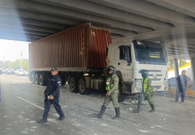 Gandola quedó atrapada contra el techo del puente Pomona