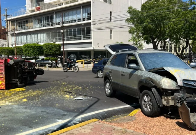 Choque entre trimoto y camioneta no dejó heridos en la av. 21 con calle 73