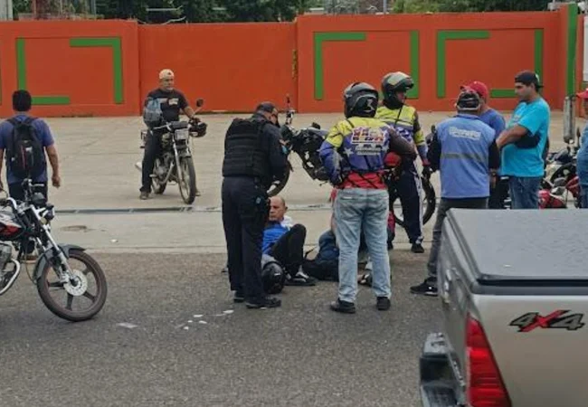 Un herido por choque de motos frente al Liceo Caracciolo: Exigen reductores viales
