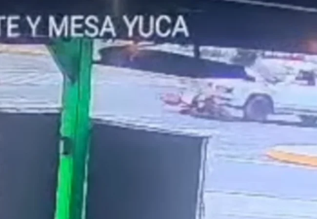 Motociclista salió volando tras brutal choque en San Francisco