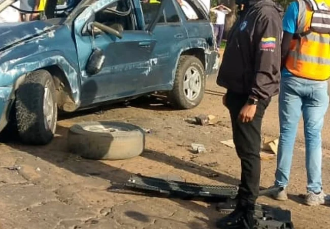 Conductor resultó herido tras volcar su camioneta en el sector La Concepción