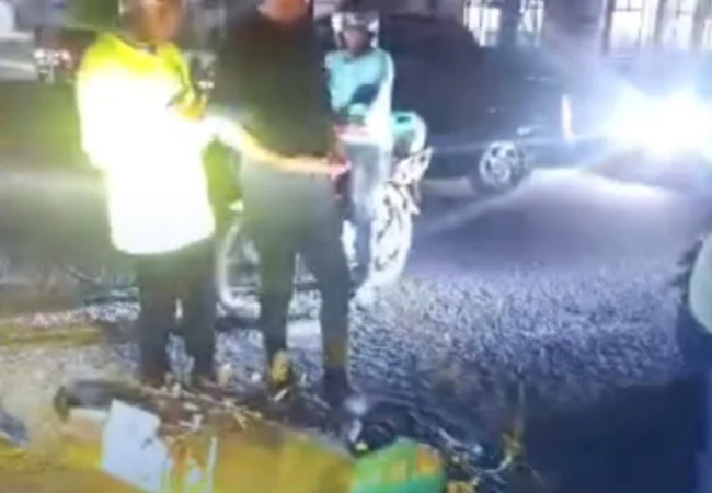 Motorizado resultó herido luego de ser arrollado en la C-2: El responsable huyó