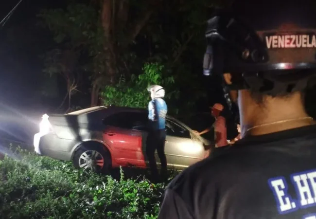 Pareja sale ilesa tras perder el control de su vehículo en Valmore Rodríguez