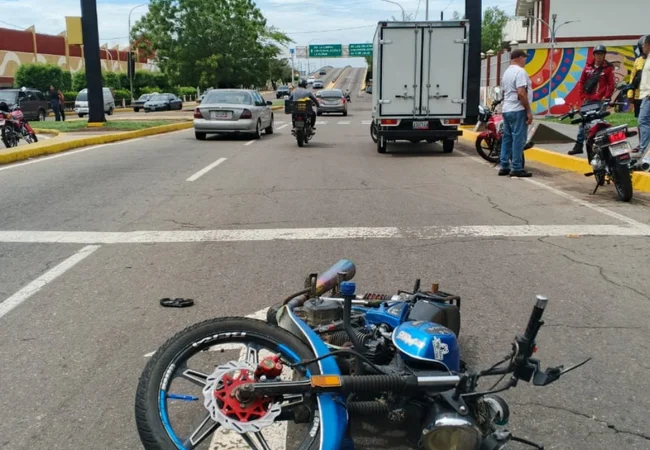 Motorizado impactó contra un camión en el centro de Maracaibo: No hubo heridos