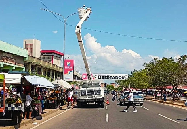 Gobernación del Zulia y Corpoelec rehabilitan iluminación de la avenida Libertador
