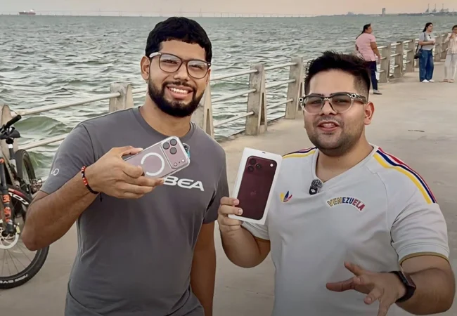 El influencer Pedro Doumat sorprende a un marabino en la vereda regalándole un iPhone 18 Pro Max